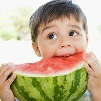 小孩吃瓜头像情头,亲子吃瓜头像情头，甜蜜瞬间定格