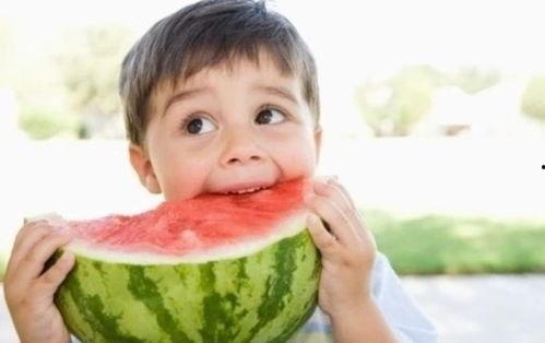 依依和他弟弟分享吃瓜,依依与弟弟共享甜蜜瓜果时光