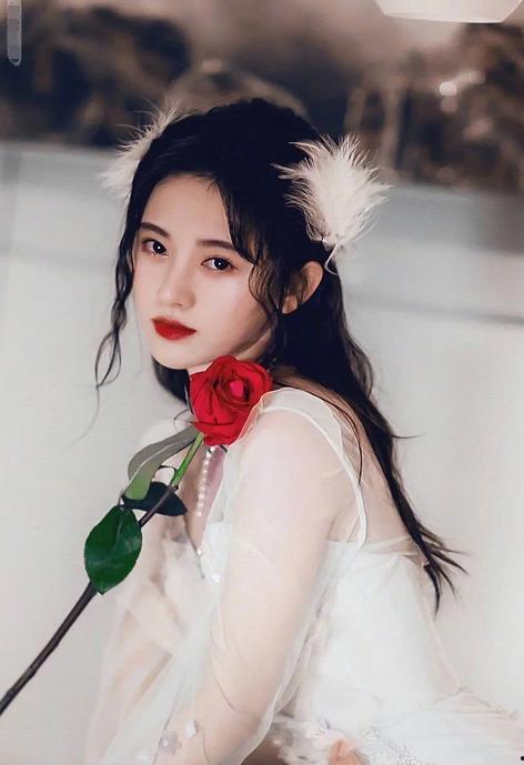 鞠婧祎明星婚纱,仙气飘飘，演绎明星的浪漫婚礼时刻